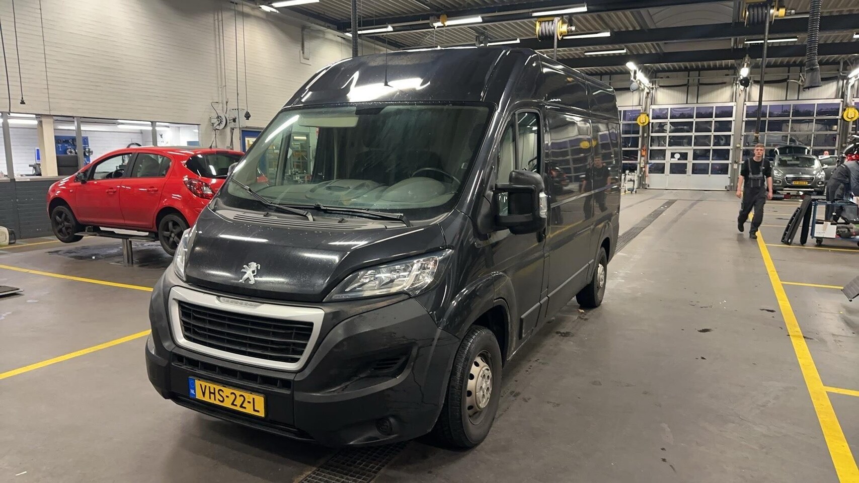 Peugeot Boxer - 330 2.2 BlueHDi 120 L2H2 Premium AIRCONDITIONING | Cruise Controle | Laadruimte betimmerin - AutoWereld.nl