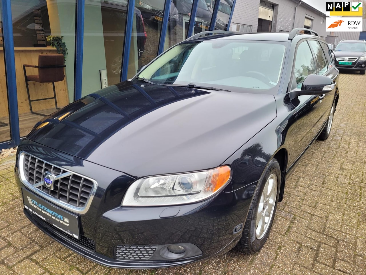 Volvo V70 - 2.5FT Momentum 200PK H.LEER / XENON / TREKHAAK - AutoWereld.nl