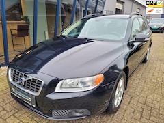 Volvo V70 - 2.5FT Momentum 200PK H.LEER / XENON / TREKHAAK