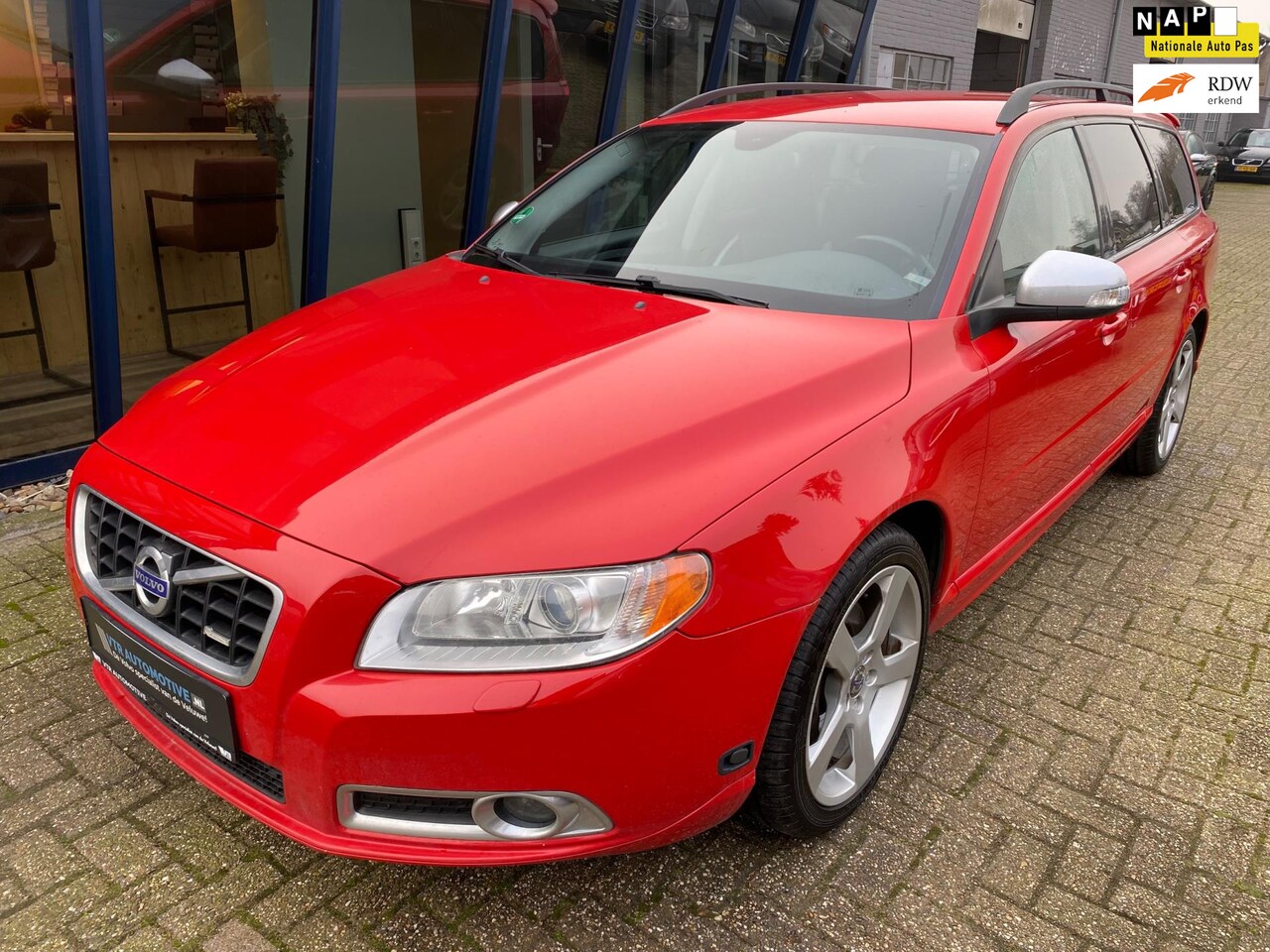 Volvo V70 - 2.5FT R-Design 230PK Automaat LEER / XENON / PDC / TREKHAAK - AutoWereld.nl