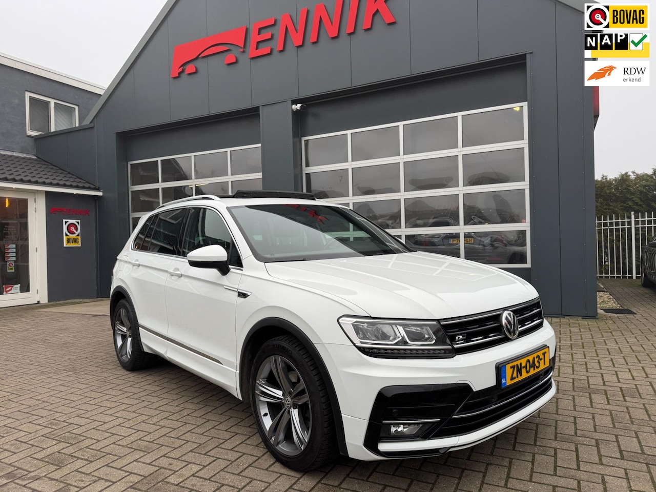 Volkswagen Tiguan - 1.5 TSI ACT Highline Business R-Line / Pano / DynAudio / Massage / Trekhaak / NL Auto met - AutoWereld.nl