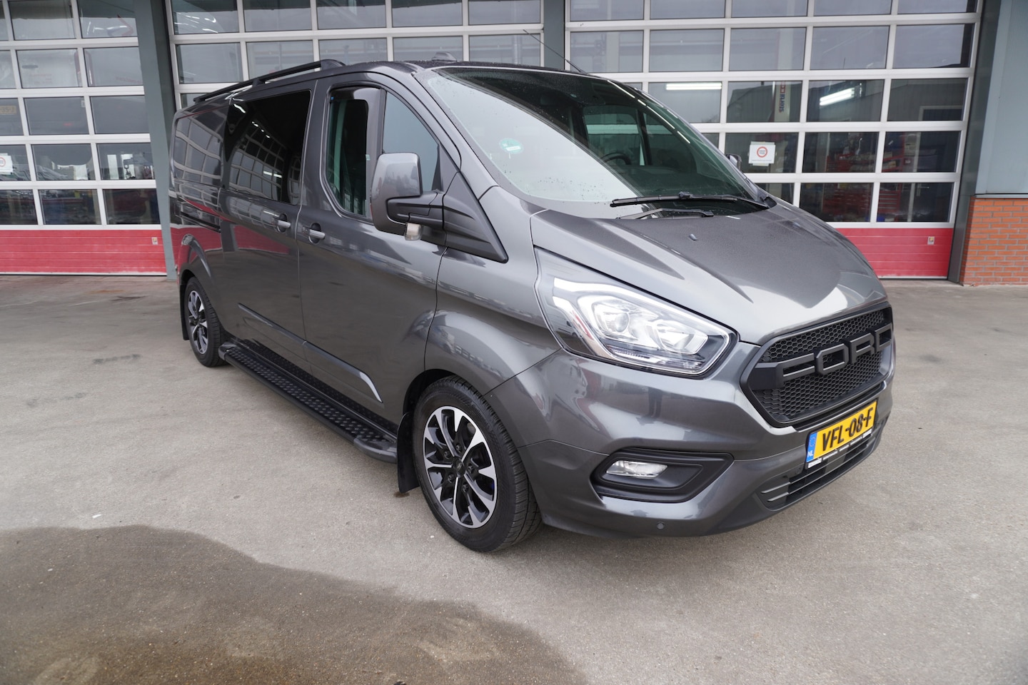 Ford Transit Custom - 320L 2.0 TDCI 130PK L2H1 Limited DC Schuifdeur Links en Rechts Airco | Cruise | Navi | Cam - AutoWereld.nl