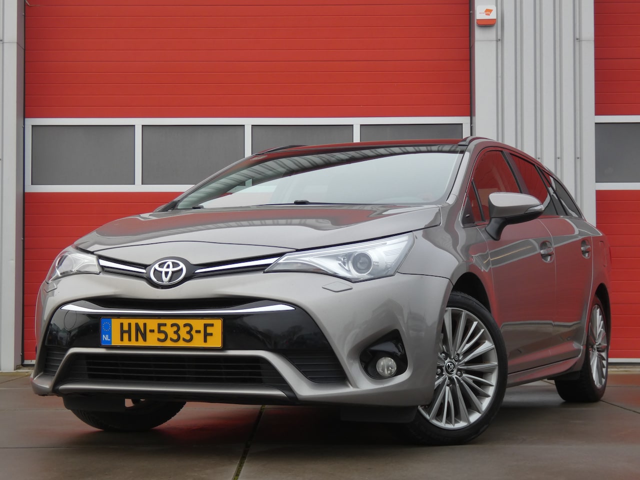 Toyota Avensis Touring Sports - 1.8 VVT-i Aspiration/ lage km/ zeer mooi! - AutoWereld.nl