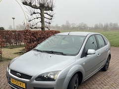 Ford Focus - 1.6-16V First Edition Goede auto. Zomerbanden met velgen en extra moertje zitten er bij.