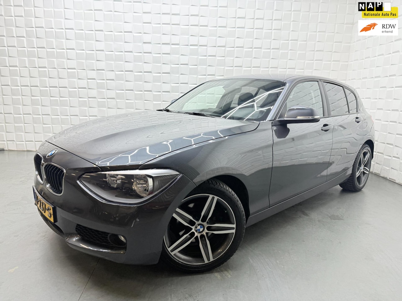 BMW 1-serie - 116i Business 5DRS AUTOMAAT PDC - AutoWereld.nl