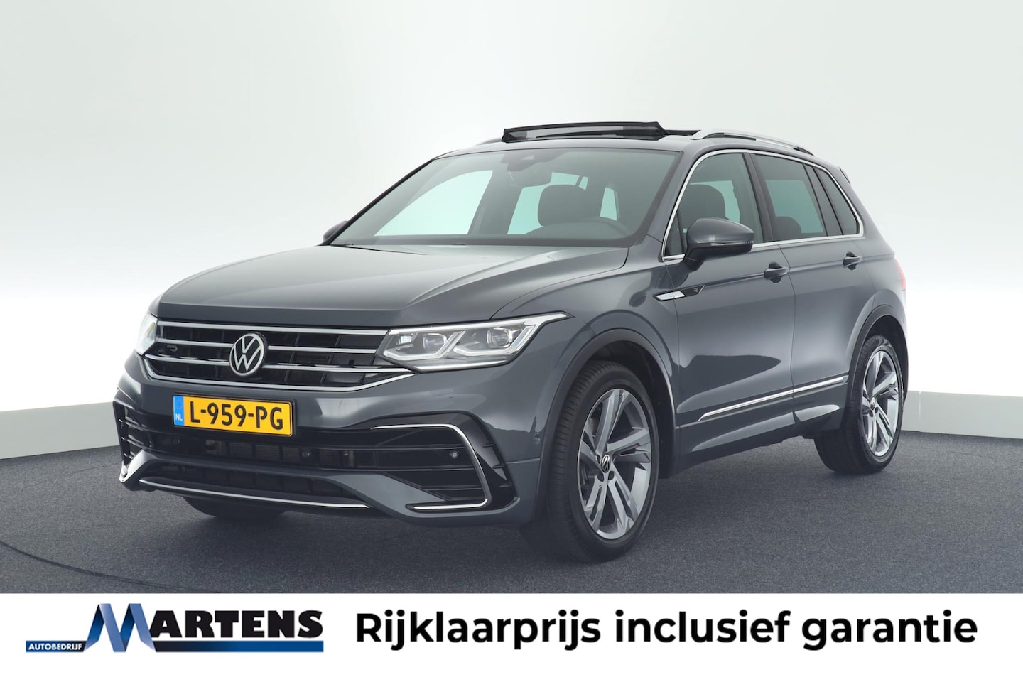 Volkswagen Tiguan - 1.5 TSI 150pk DSG R-Line Business+ Keyless Virtual Cockpit Panoramadak IQ.Light Navigatie - AutoWereld.nl