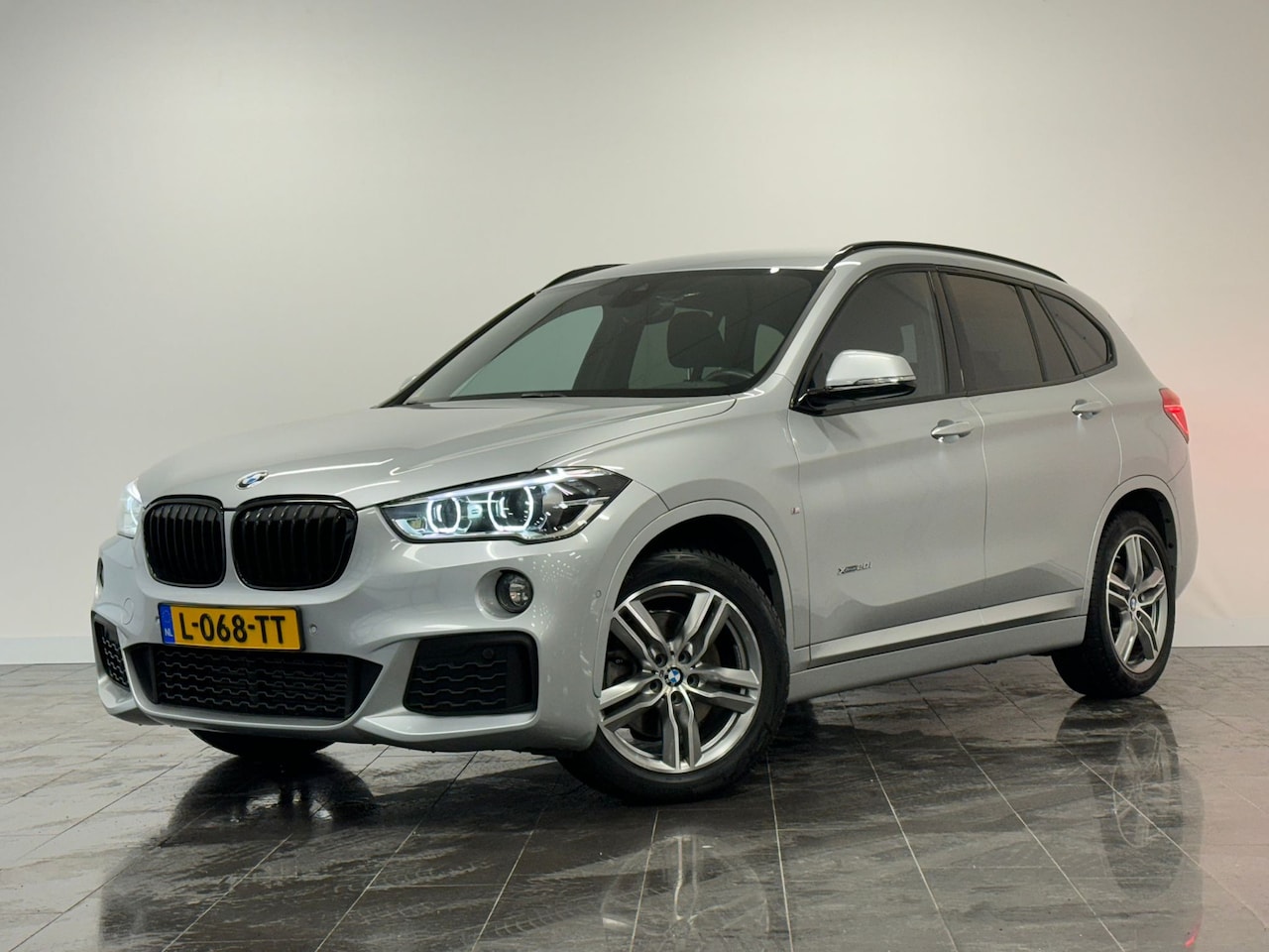 BMW X1 - xDrive20i High Executive | M Sport | Getint glas | - AutoWereld.nl