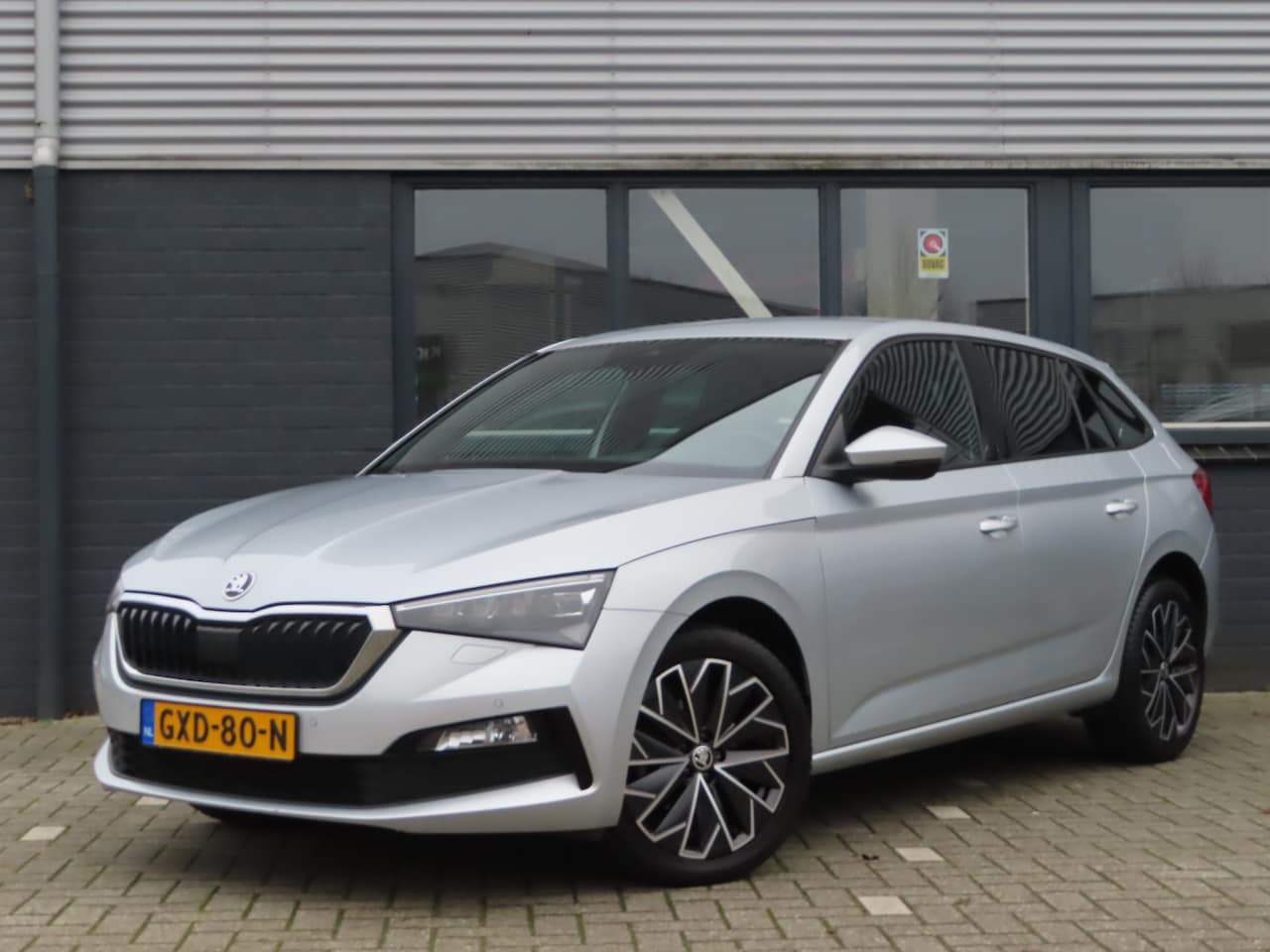 Skoda Scala - 1.0 TSI Style | sportstoelen | camera | stoelverwarming | parkeersensoren voor & achter | - AutoWereld.nl