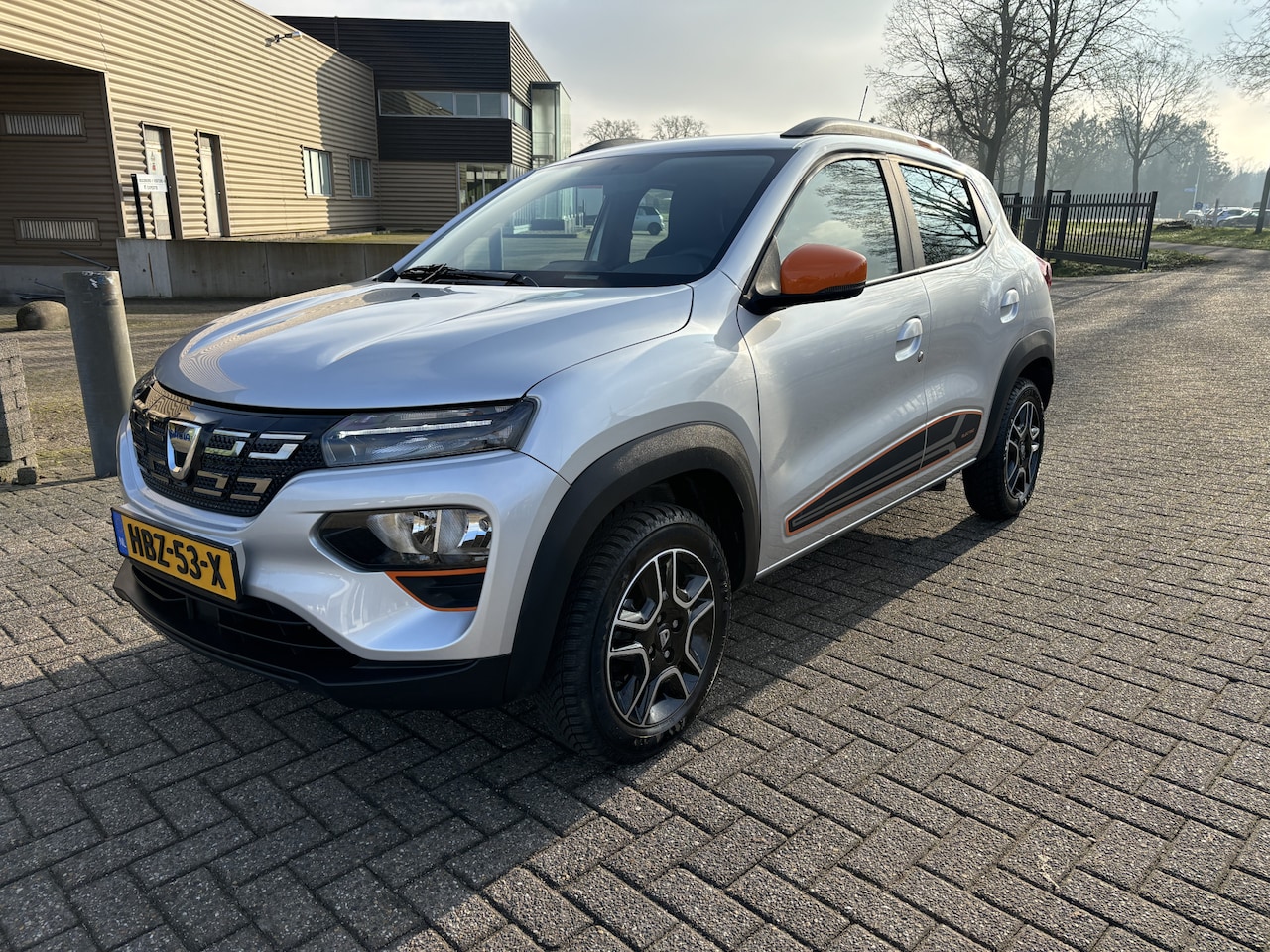 Dacia Spring - Comfort Plus (Orange Pack) 27 kWh [ fm navi,camera,leer,lmv,airco,apple carplay ] - AutoWereld.nl