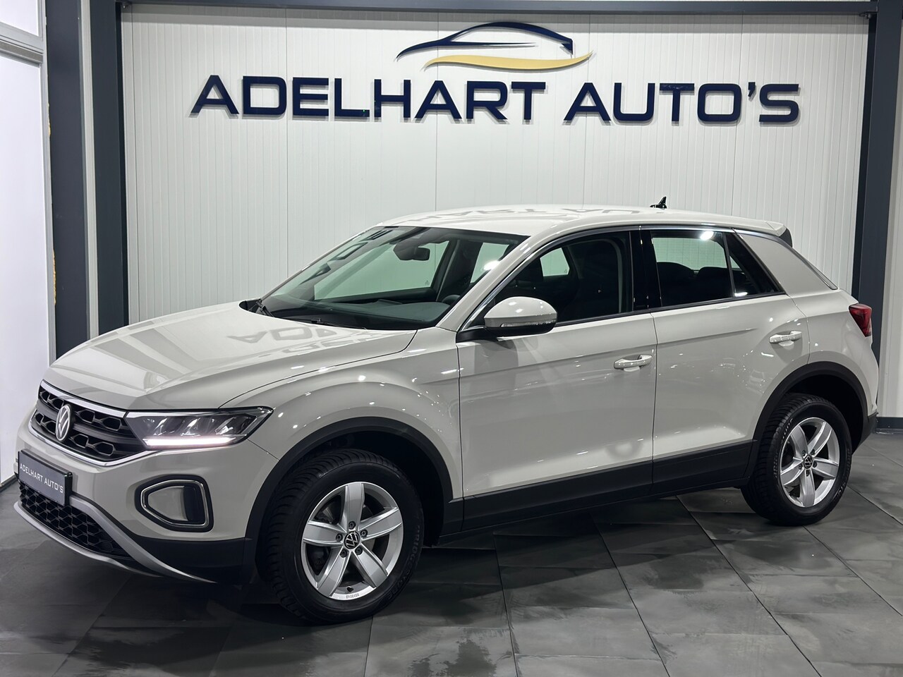 Volkswagen T-Roc - 1.0 TSI Life / Virtual Cockpit / Nardo Grey / Apple CarPlay / Parkeer sensoren / etc.. - AutoWereld.nl