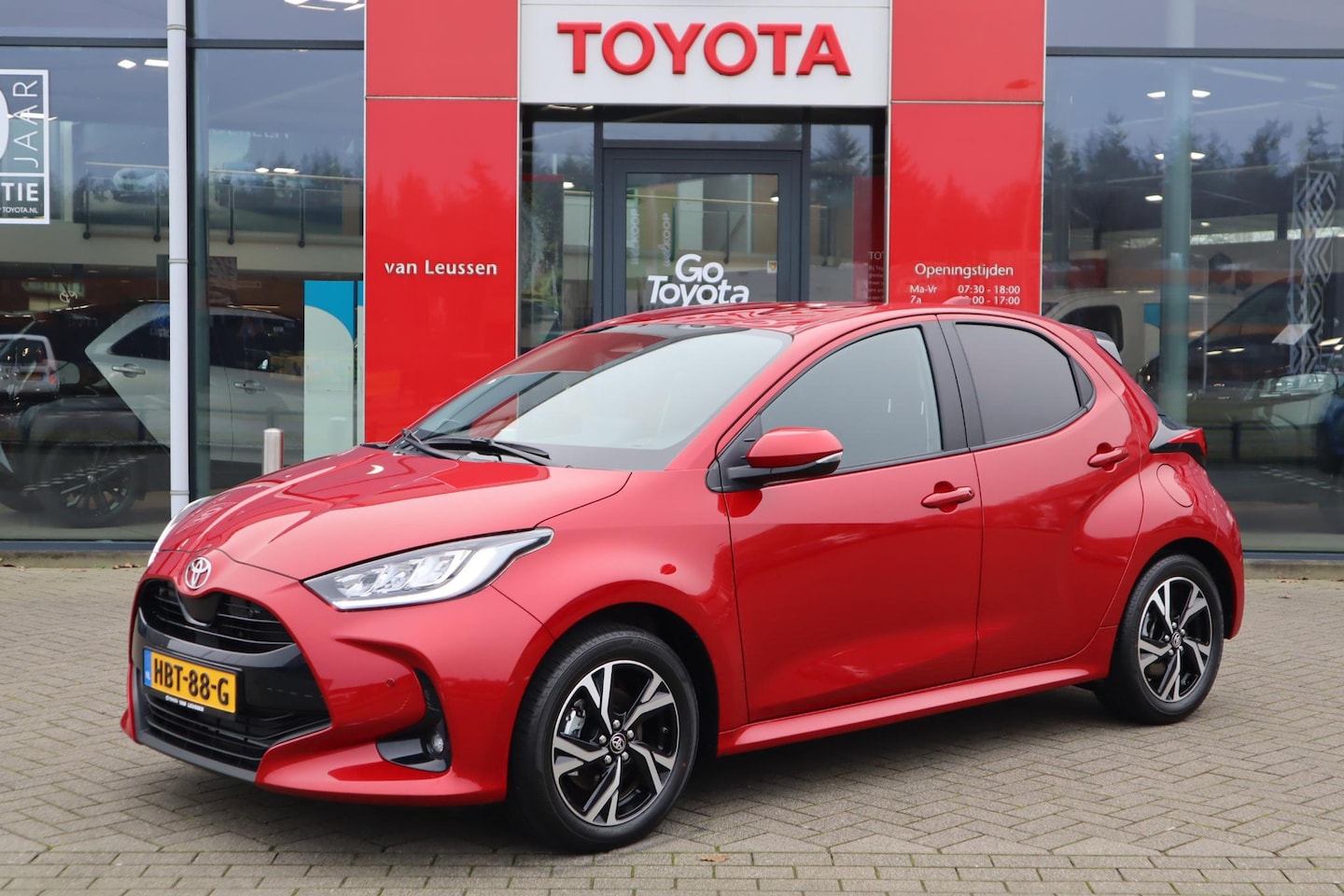 Toyota Yaris - 1.5 Hybrid Dynamic APPLE/ANDROID STOEL+STUURVERWARMING P-SENSOREN LM-VELGEN PRIVACY-GLASS - AutoWereld.nl