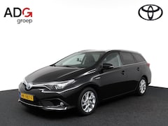 Toyota Auris - 1.8 Hybrid Dynamic | Panoramadak | Trekhaak | Navigatie |