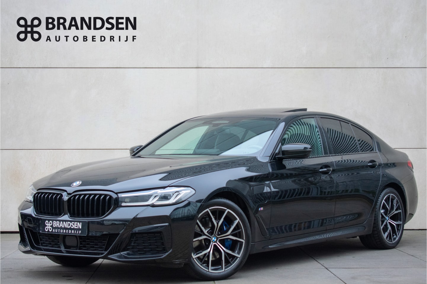 BMW 5-serie - 530e High Executive M-sport PANO ACC Laser-LED Trekhaak Softclose 19" Keyless - AutoWereld.nl