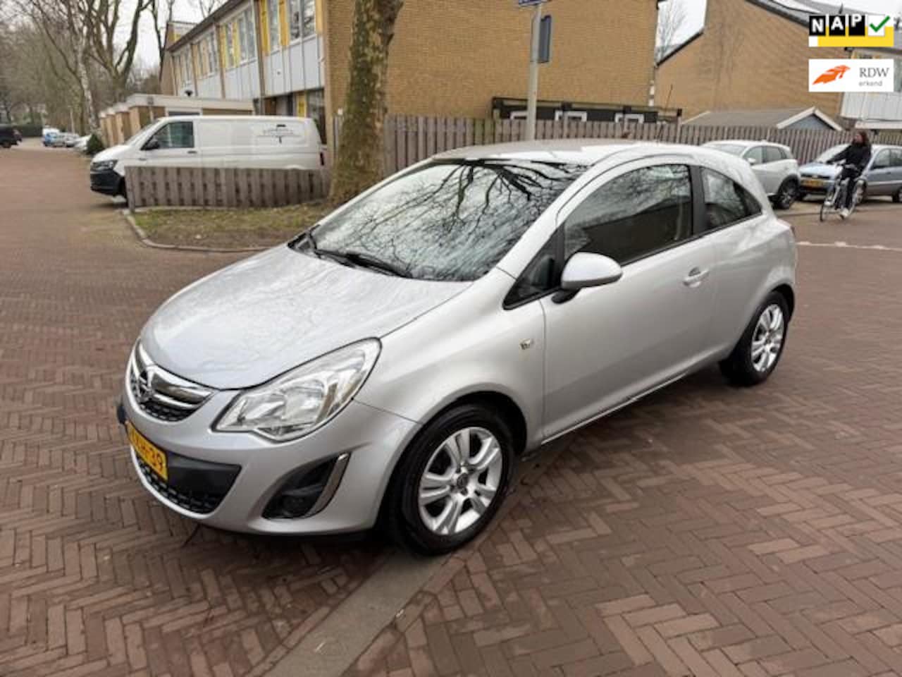 Opel Corsa - Navigatie / Stoelverwarming / 135.000 NAP / Leuke auto - AutoWereld.nl