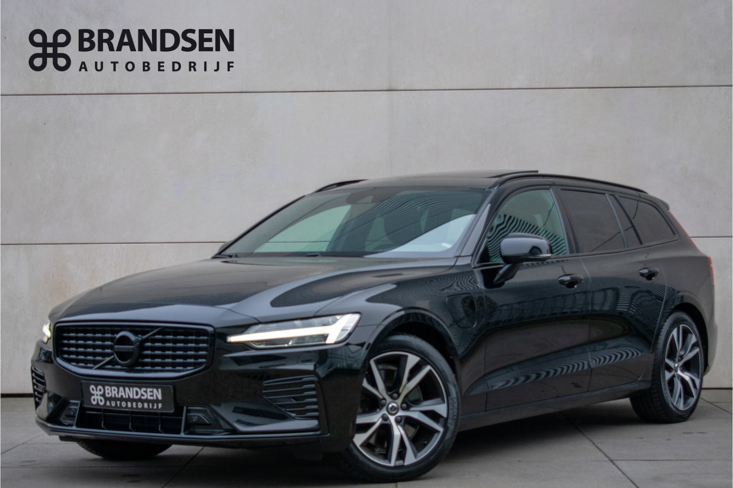 Volvo V60 - 2.0 T8 Twin Engine AWD R-Design Pano ACC Leer Camera Keyless Trekhaak - AutoWereld.nl