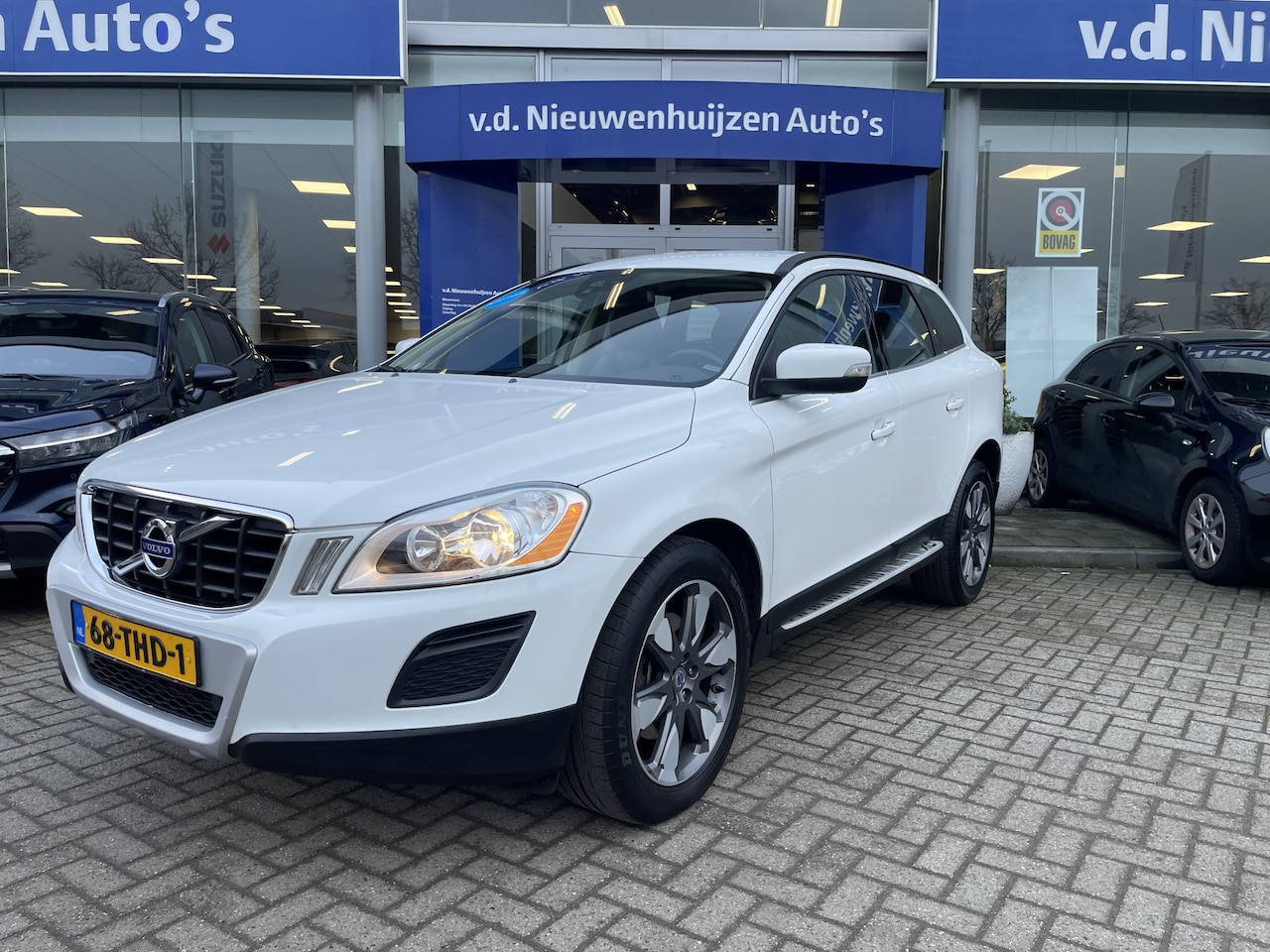 Volvo XC60 - 2.0 T5 Momentum // Automaat // Leder // Trekhaak // Sidesteps Perfecte Staat info Roel 049 - AutoWereld.nl