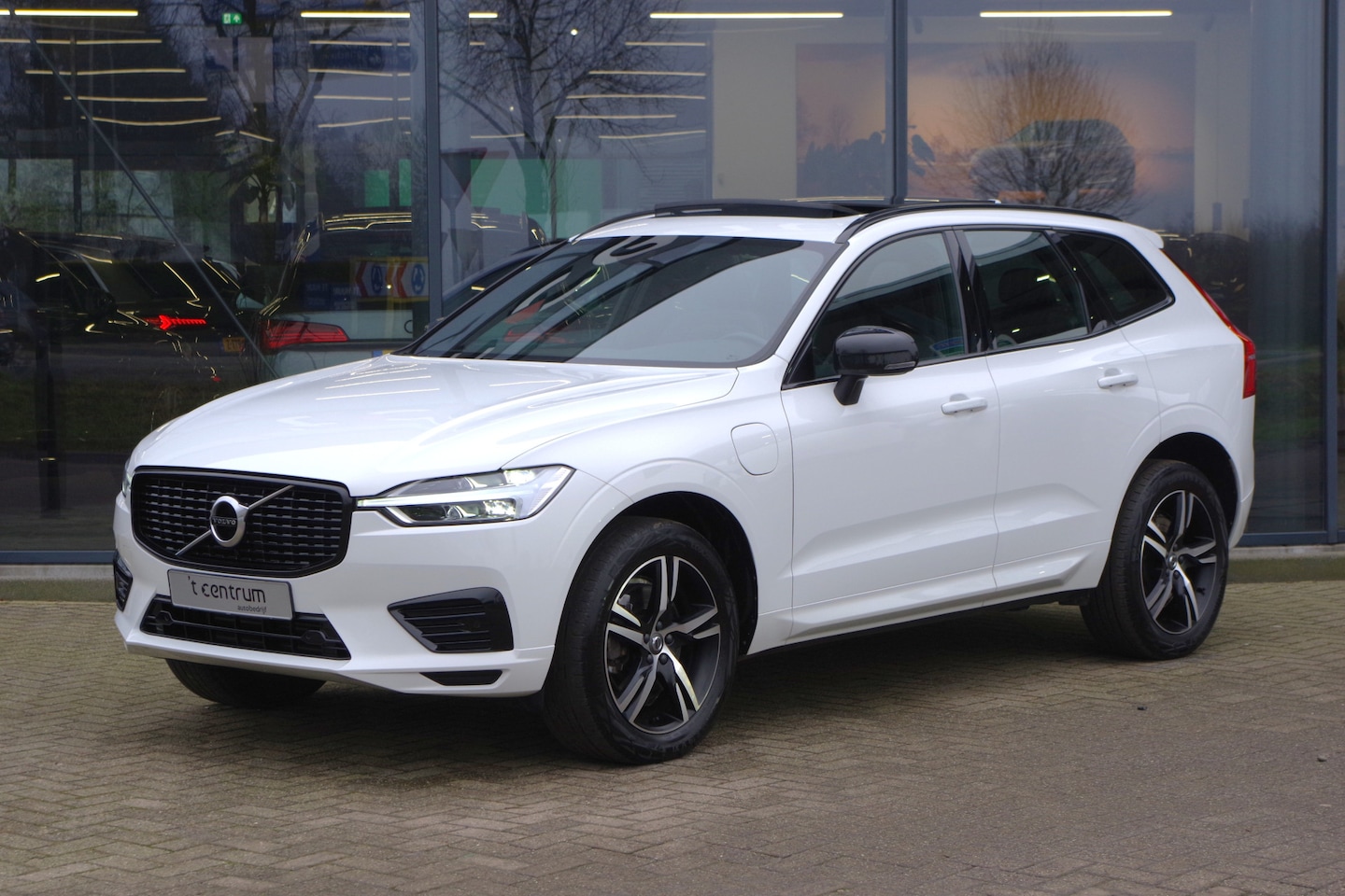 Volvo XC60 - 2.0 Recharge T6 340 PK AWD R-Design PHEV, Panoramadak, Leder, Memory Seats, Carplay - AutoWereld.nl