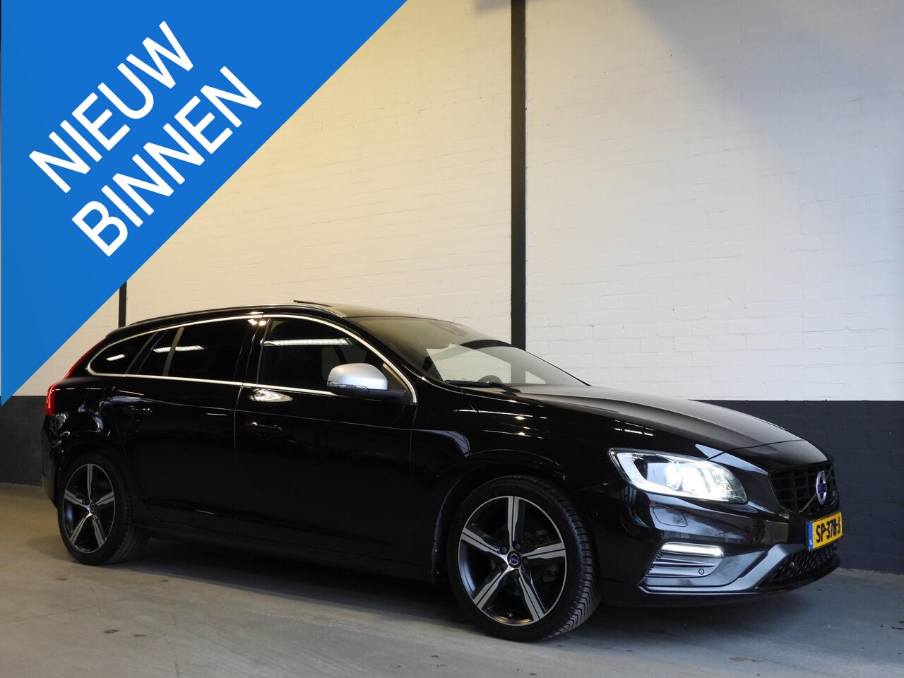 Volvo V60 - 2.0 T4 Business Sport R-Design LEER/SCHUIFDAK/XENON/18"LMV! - AutoWereld.nl