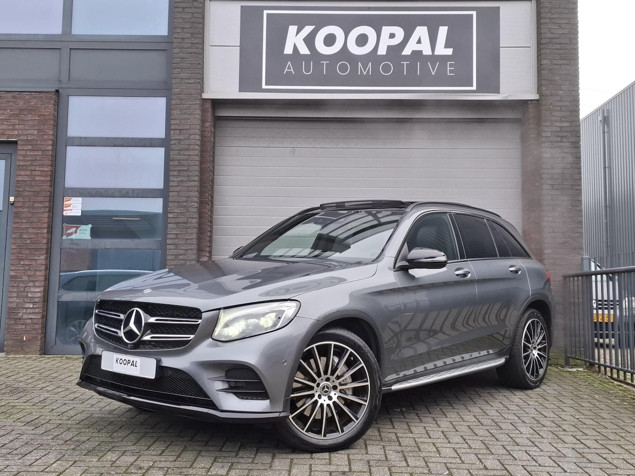 Mercedes-Benz GLC-klasse - 350e 4MATIC Premium Plus AMG-Line | Ambiente | Pano - AutoWereld.nl