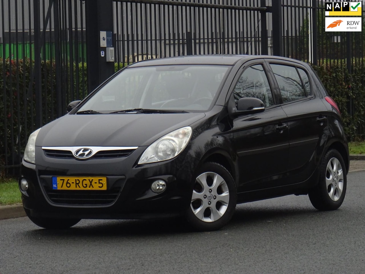 Hyundai i20 - 1.2i i-Catcher 5DRS 135DKM/NAP/LEER/AIRCO/APK - AutoWereld.nl