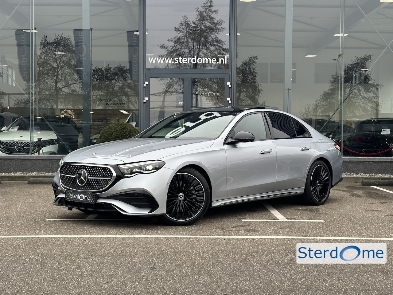 Mercedes-Benz E-klasse - 300 e AMG Line l Panoramadak l Super Widescreen l Meesturende Achteras l Luchtvering Airma - AutoWereld.nl