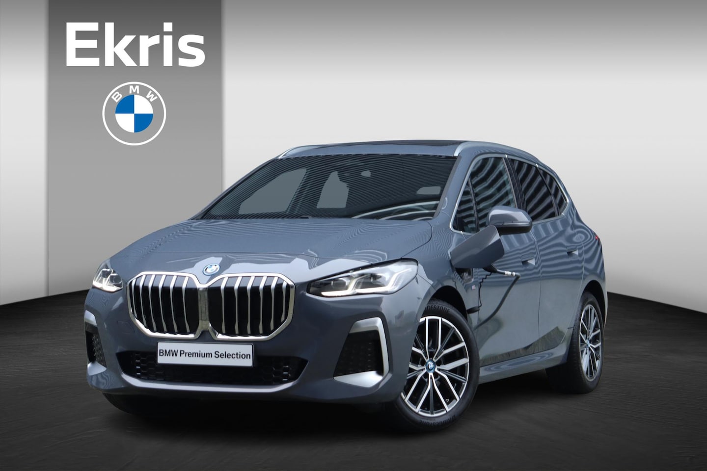 BMW 2-serie Active Tourer - 225e xDrive | M Sportpakket | Panodak | Trekhaak | Comfort Access | Achteruitrijcamera | 1 - AutoWereld.nl