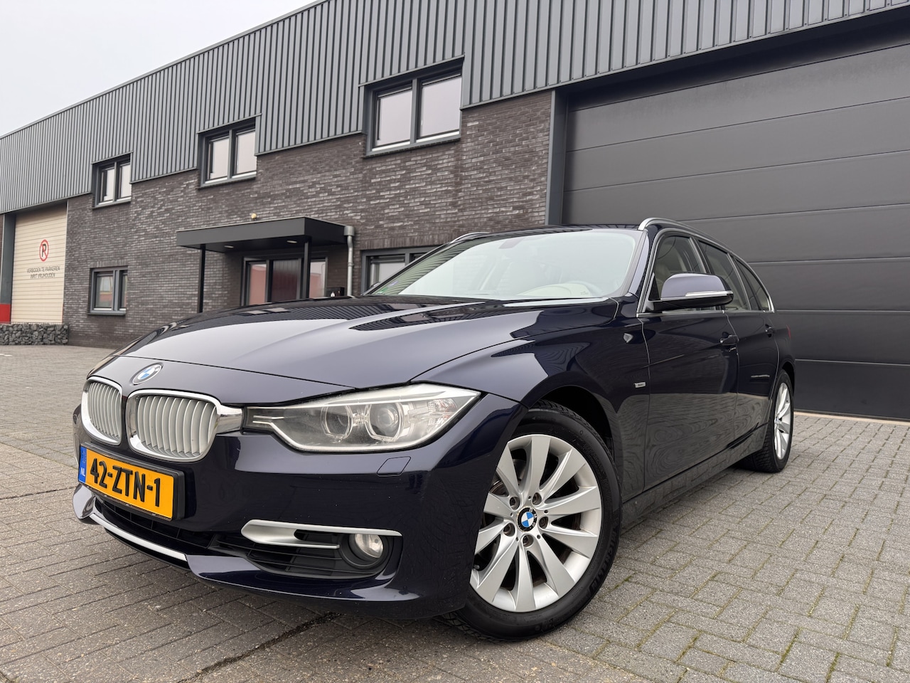 BMW 3-serie Touring - 320i Upgrade Edition | 2E EIGENAAR | 12MND GARANTIE | AUTOMAAT | NAVI | LMV | - AutoWereld.nl