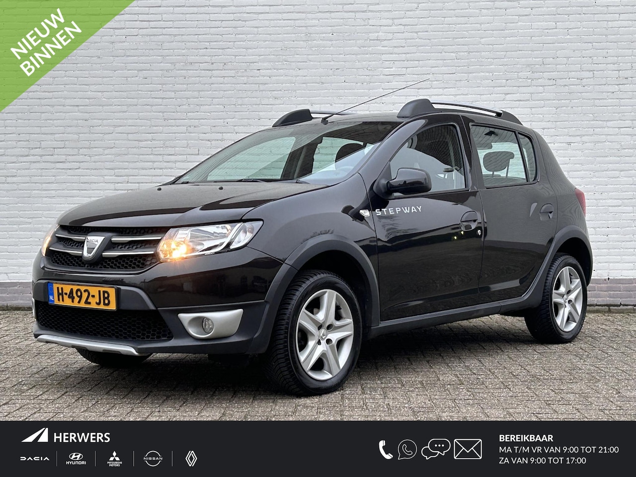 Dacia Sandero Stepway - 0.9 TCe Lauréate / Cruise Control /  Airco / Navigatie / Bluetooth / Parkeer sensoren / El - AutoWereld.nl