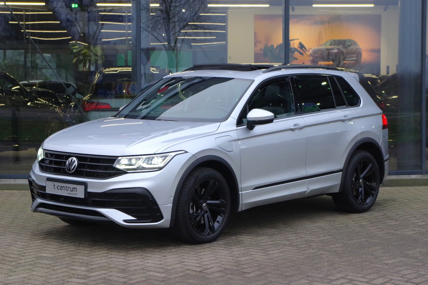 Volkswagen Tiguan - 1.4 TSI eHybrid 245 PK R-Line BNS+ PHEV, Leder, Panoramadak, Groot-Navigatie, 360 Camera - AutoWereld.nl