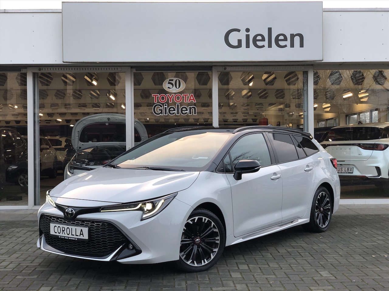 Toyota Corolla Touring Sports - 1.8 Hybrid GR Sport | Nieuwe multimedia, Trekhaak, Navigatie, Parkeersensoren, Licht + Reg - AutoWereld.nl