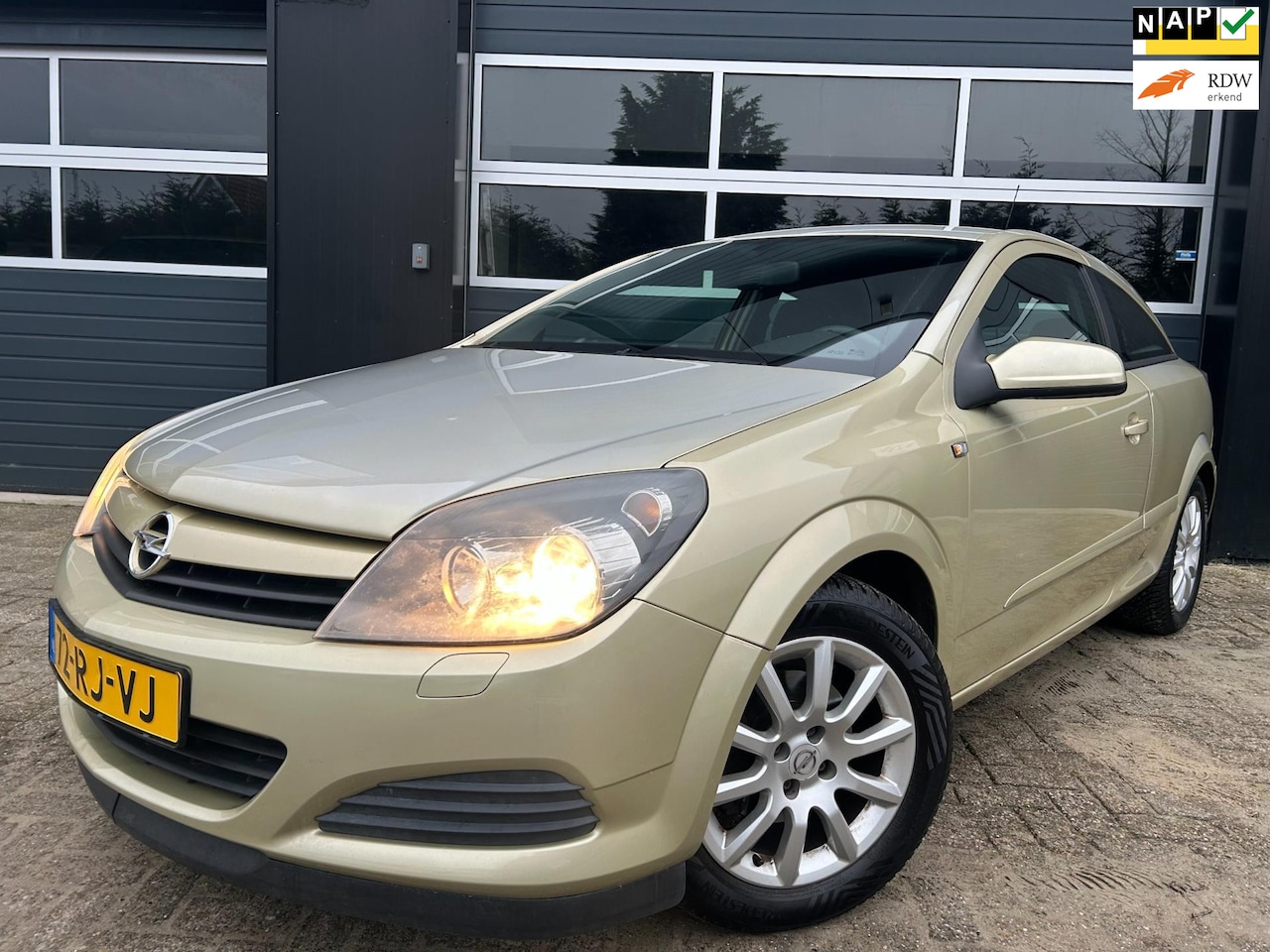 Opel Astra GTC - 1.6 Enjoy|Airco|Navi| - AutoWereld.nl