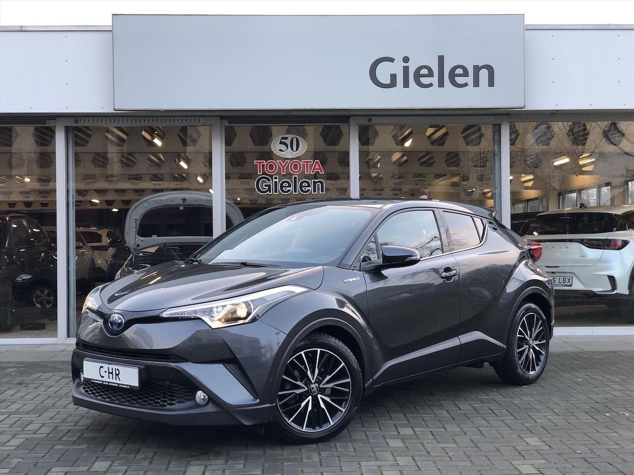 Toyota C-HR - 1.8 Hybrid Style | Navigatie, Dodehoekherkenning, Parkeersensoren, Stoel + Stuurverwarming - AutoWereld.nl