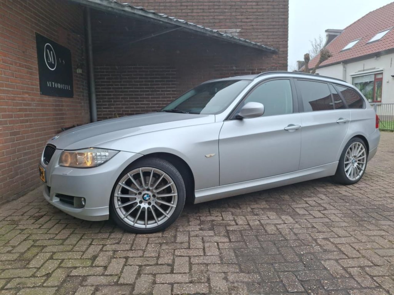 BMW 3-serie Touring - 318i Luxury Line 143PK Navigatie / Trekhaak / Xenon / Lederen Bekleding / Cruise Controle - AutoWereld.nl