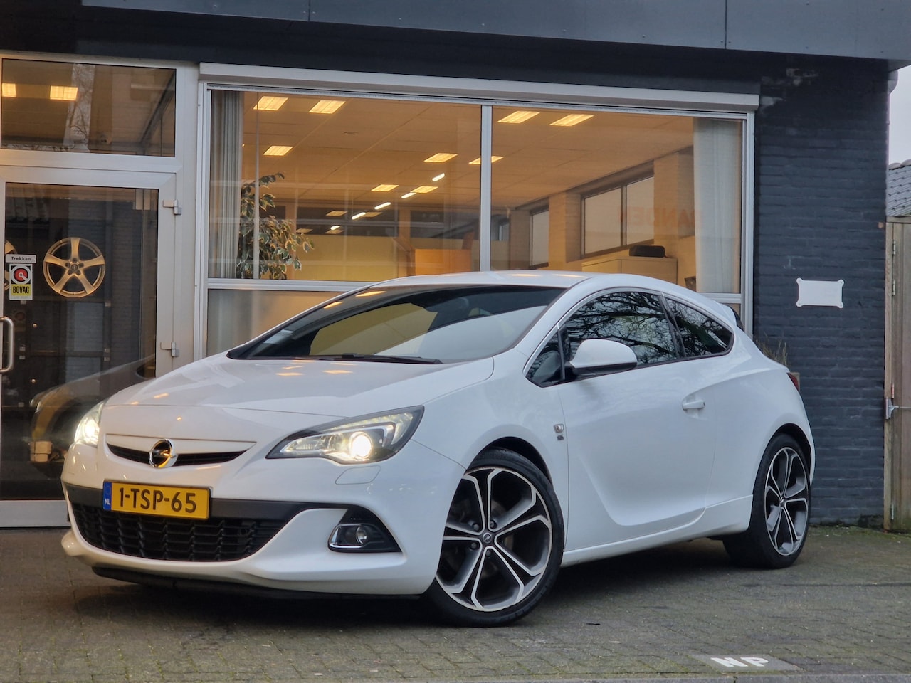 Opel Astra GTC - 1.6 Turbo Sport OPC / NAP / 20-INCH / 200PK / VOLL!! - AutoWereld.nl