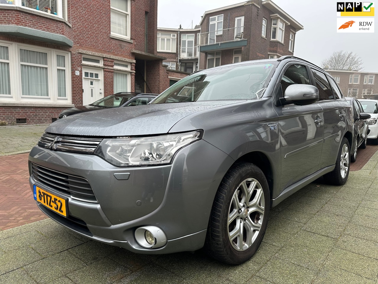 Mitsubishi Outlander - 2.0 PHEV Instyle+ Adaptief Cruise Standkachel Leer Camera - AutoWereld.nl