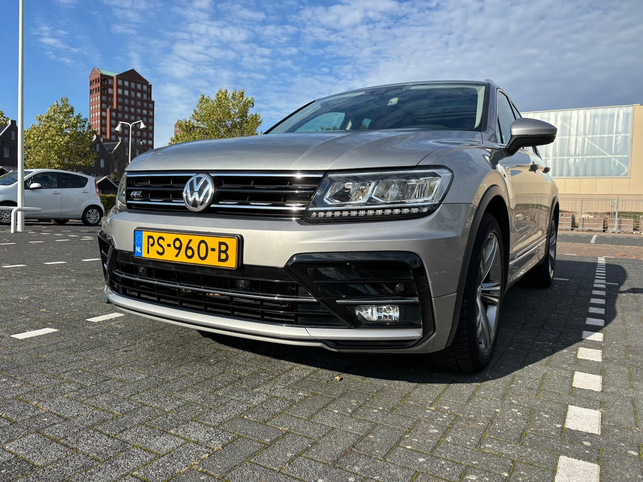 Volkswagen Tiguan - 1.4 TSI ACT Comfortline Business R Panoramadak, Dynaudio, R-Line, Automaat 150 PK - AutoWereld.nl