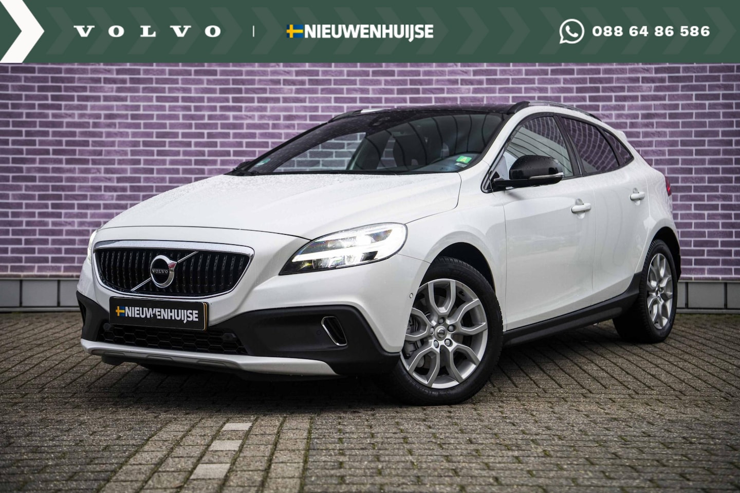 Volvo V40 Cross Country - 1.5 T3 Polar+ Luxury Automaat | Trekhaak | Stoelverwarming | Parkeer Camera | Harman Kardo - AutoWereld.nl