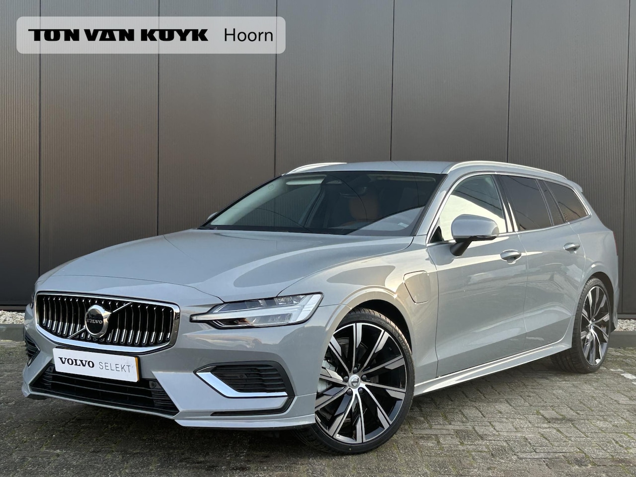 Volvo V60 - 2.0 T6 Plug-in hybrid AWD Essential Edition / 20 inch / Truffel bruin leder / Styling pakk - AutoWereld.nl