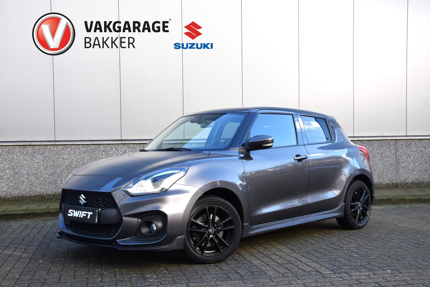 Suzuki Swift - 1.4 Sport Smart Hybrid | Sport interieur | Zomer/-winterbanden set incl. velgen | Parkeera - AutoWereld.nl