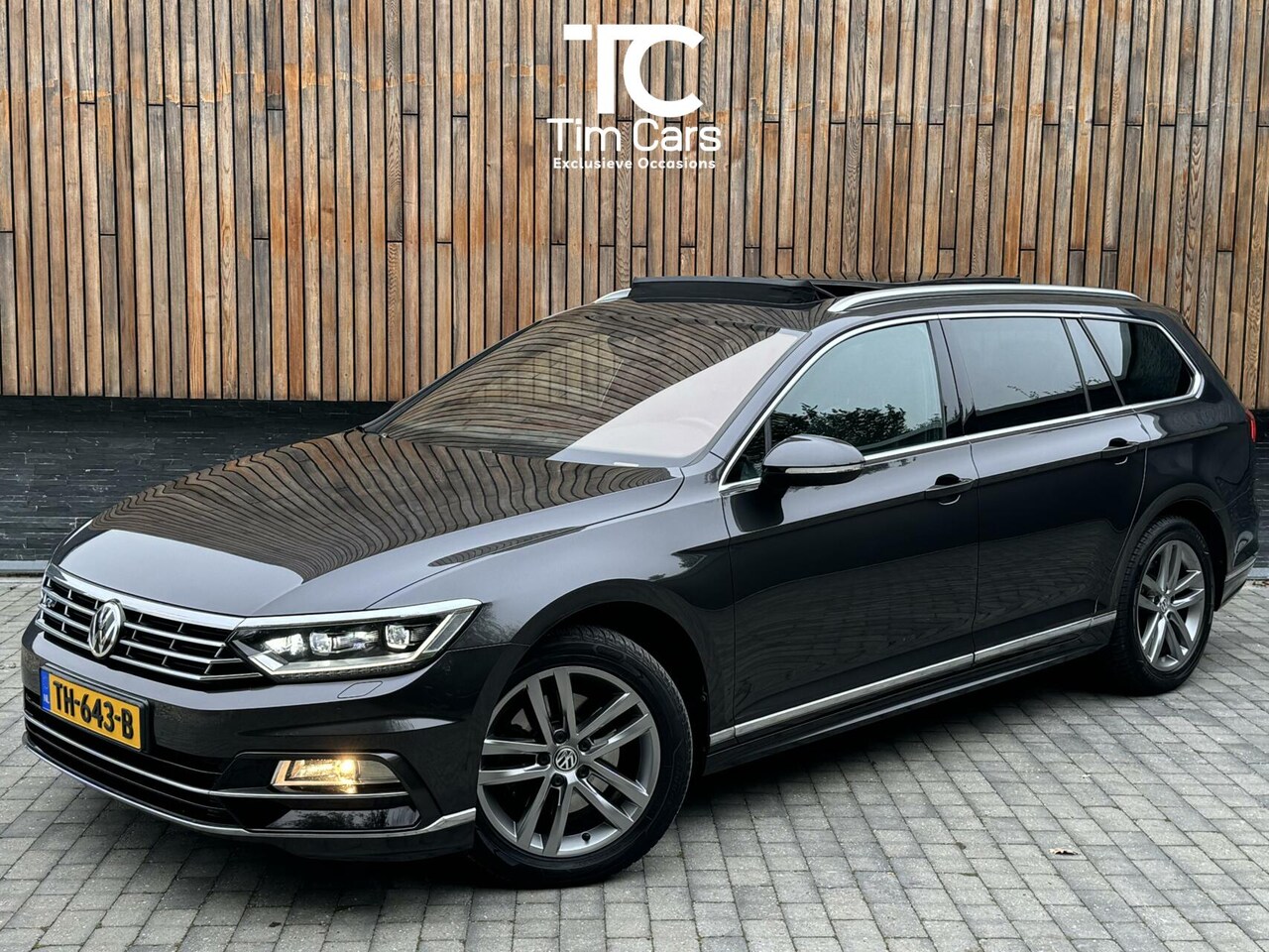 Volkswagen Passat Variant - 1.4 TSI R-line Automaat | Panoramadak | Lederen bekleding | LED verlichting | Trekhaak | S - AutoWereld.nl