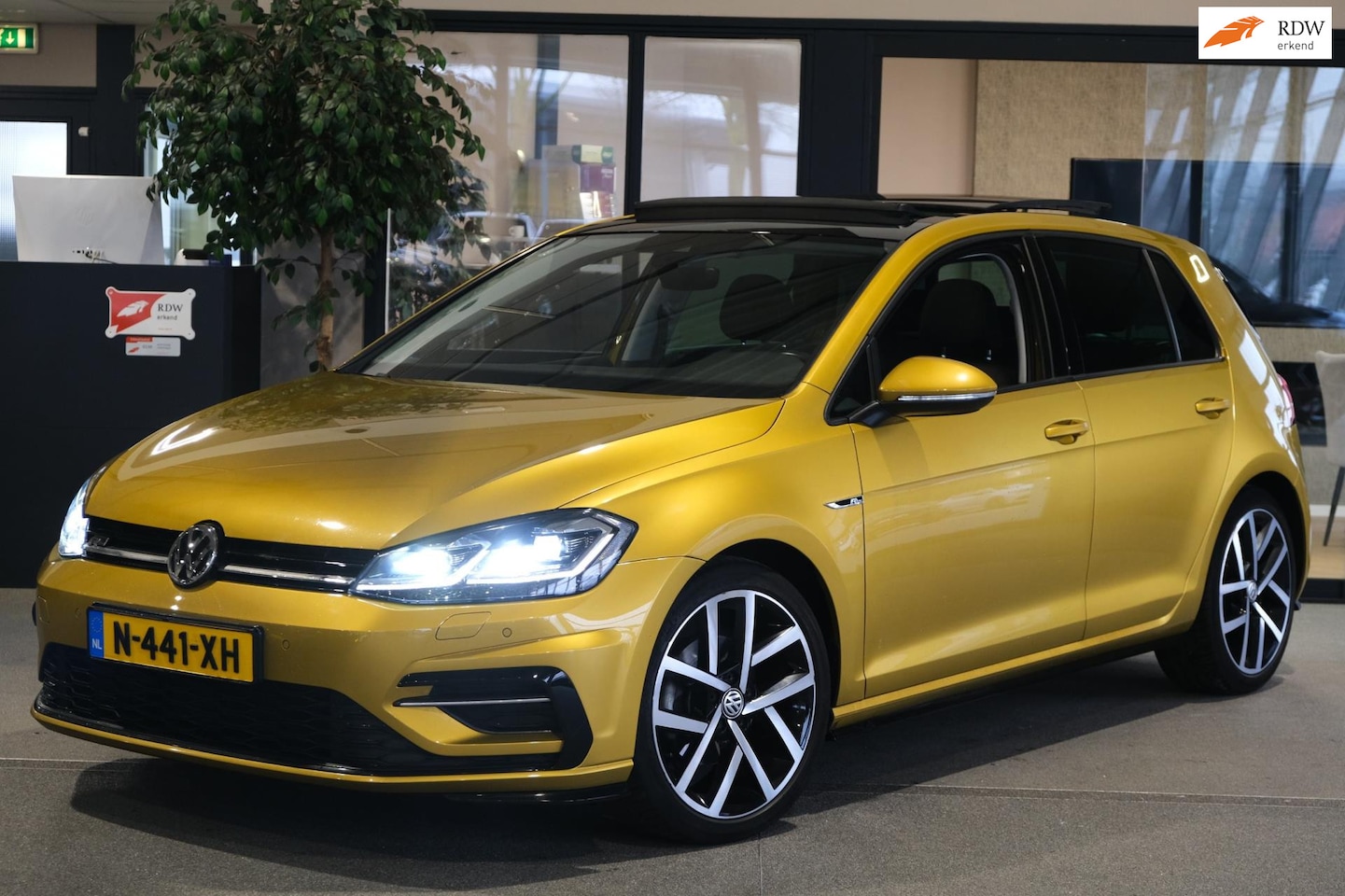 Volkswagen Golf - 1.4 TSI DSG R-Line Pano Virtual Navi Led Acc Dynaudio Keyless - AutoWereld.nl