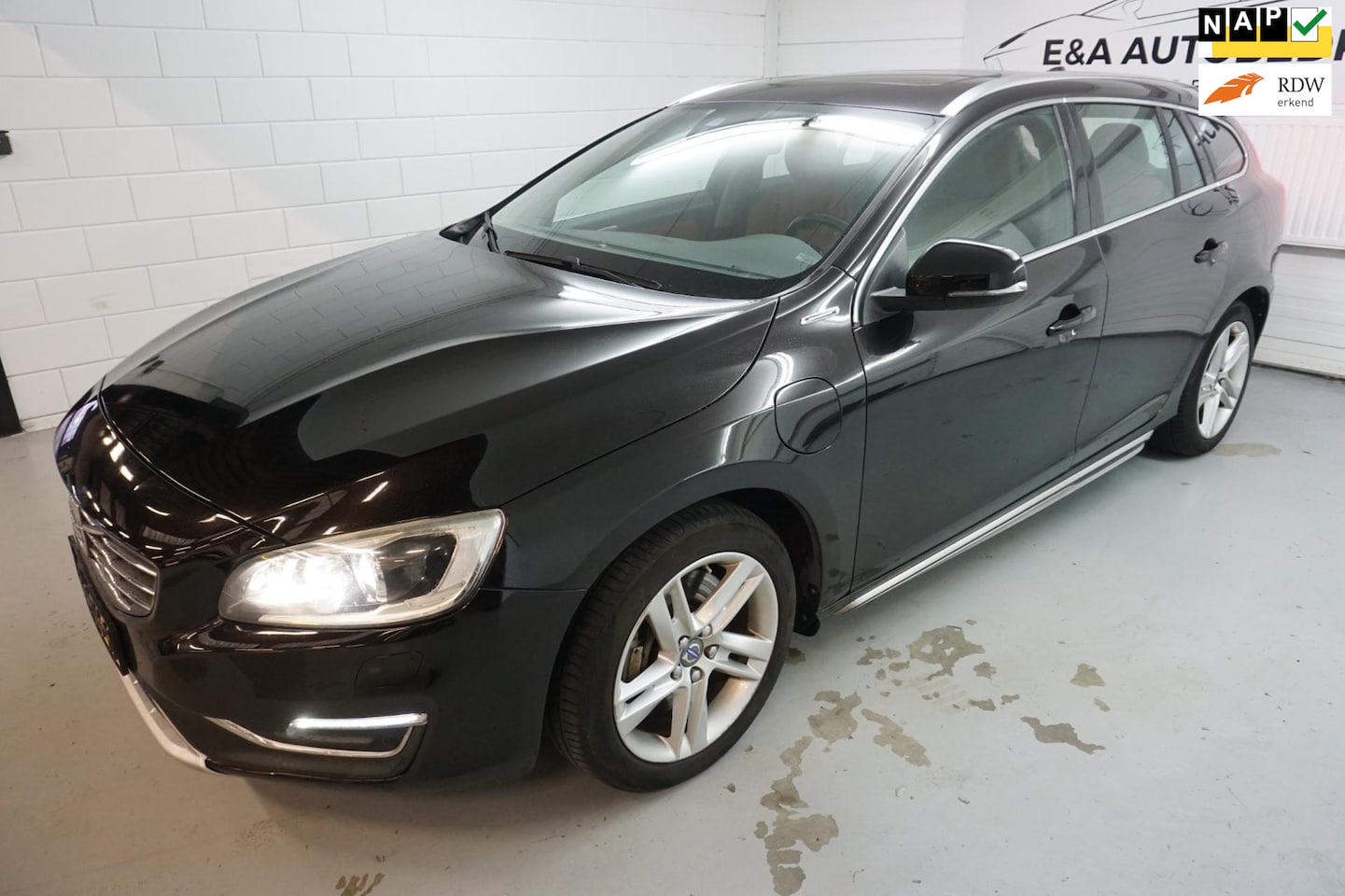 Volvo V60 - 2.4 D6 Twin Engine R-Design / NAP / NAVI /DEALER ONDERHOUDEN - AutoWereld.nl