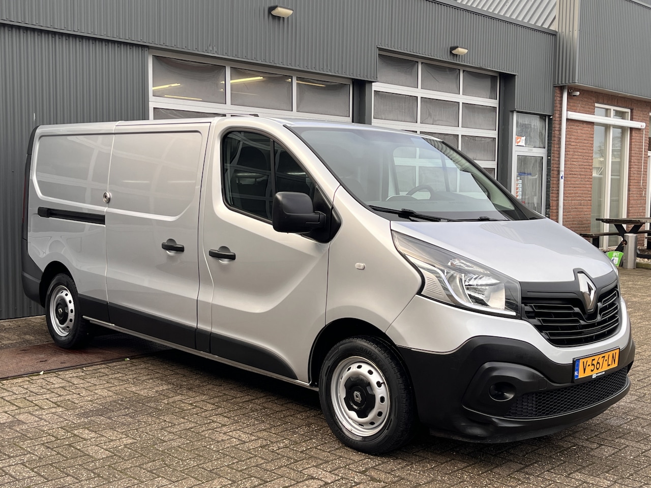 Renault Trafic - 1.6 dCi 122pk L2H1 Euro 6 Airco Navigatie Bleutooth 2000kg Trekhaak Parkeerhulp achter Bpm - AutoWereld.nl