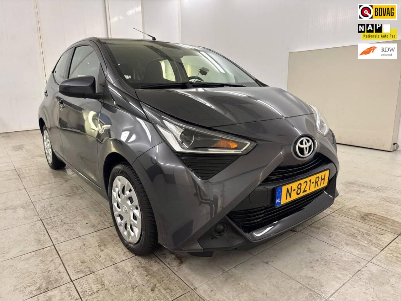 Toyota Aygo - 1.0 VVT-i x-play limited+apple-CarePlay-Navigatie+Camera= DECEMBER 2021 - AutoWereld.nl