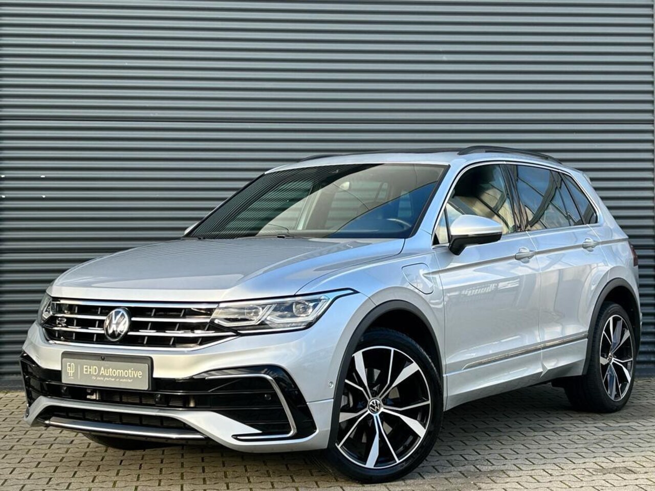 Volkswagen Tiguan - 1.4 TSI eHybrid R-Line | Pano | Sportstoelen | Matrix | Navi | 19'' | Garantie - AutoWereld.nl