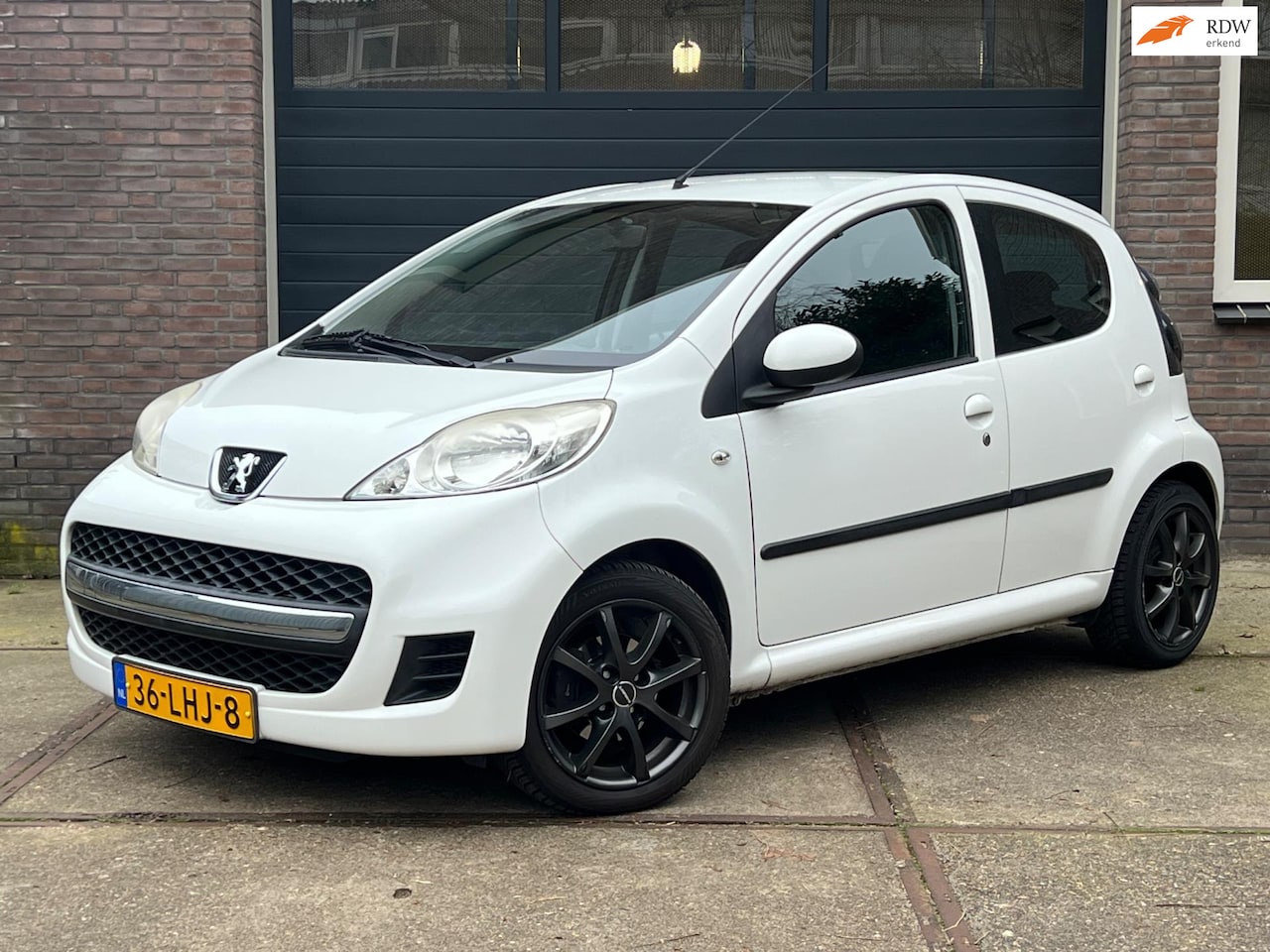 Peugeot 107 - XS 5-drs Automaat | Airco | Lichtmetalen velgen | All-seasons | Armsteun - AutoWereld.nl