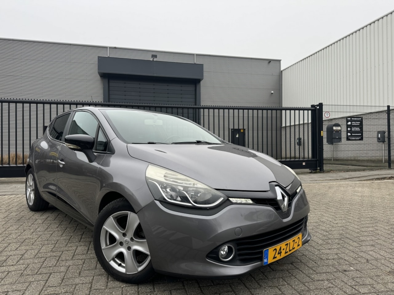 Renault Clio - 0.9 TCe Keyless Entry&Start Luxe Dynamique - AutoWereld.nl