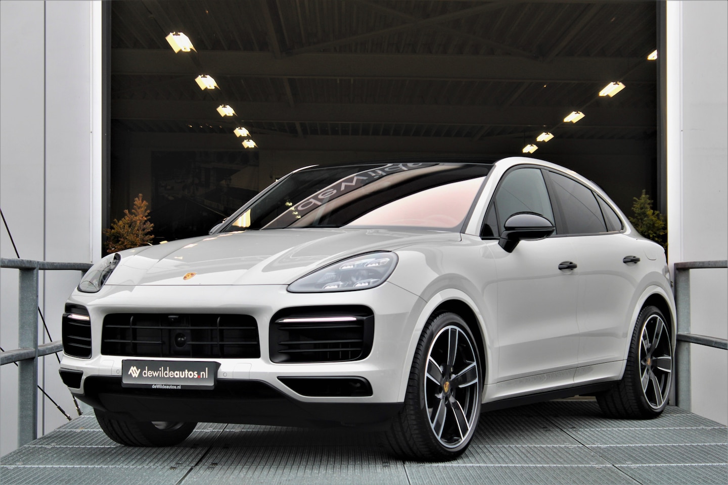 Porsche Cayenne Coupé - 3.0 E-Hybrid SportDesign 462pk Krijt Pano Head-up Stoelventilatie Bose Trekhaak ACC 360-ca - AutoWereld.nl