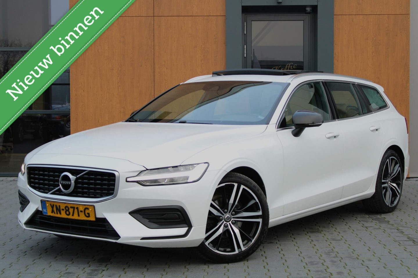 Volvo V60 - 2.0 D4 AUT | Pano | Trekhaak | Polestar optimalisatie - AutoWereld.nl