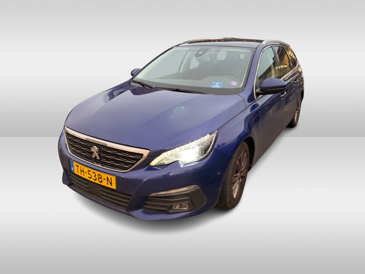 Peugeot 308 SW - 1.2 PureTech Blue Lease Premium / Trekhaak / Panoramadak / Camera / Half leder / Navigatie - AutoWereld.nl